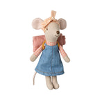 Maileg Wandermaus Grosse Schwester mit rosa Schlafsack und Wanderoutfit