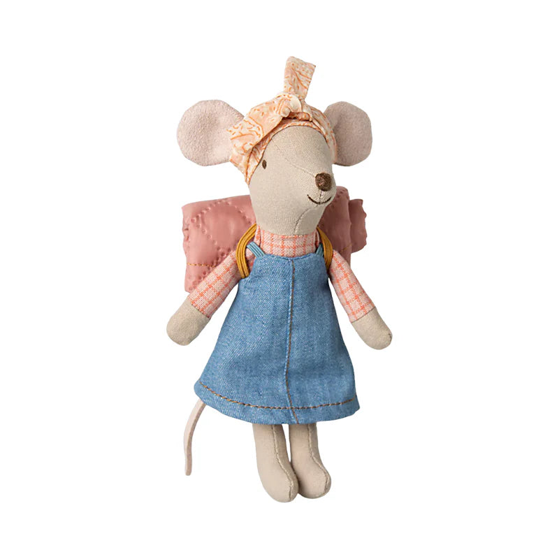 Maileg Wandermaus Grosse Schwester mit rosa Schlafsack und Wanderoutfit