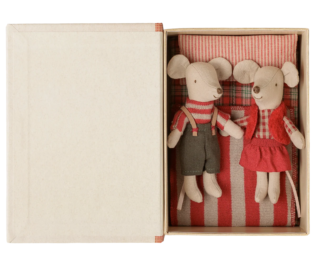 Maileg Weihnachts-Zwillingsmäuse, kleine Schwester und Bruder im Buch – Bild 3