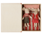 Maileg Weihnachts-Zwillingsmäuse, kleine Schwester und Bruder im Buch – Bild 3