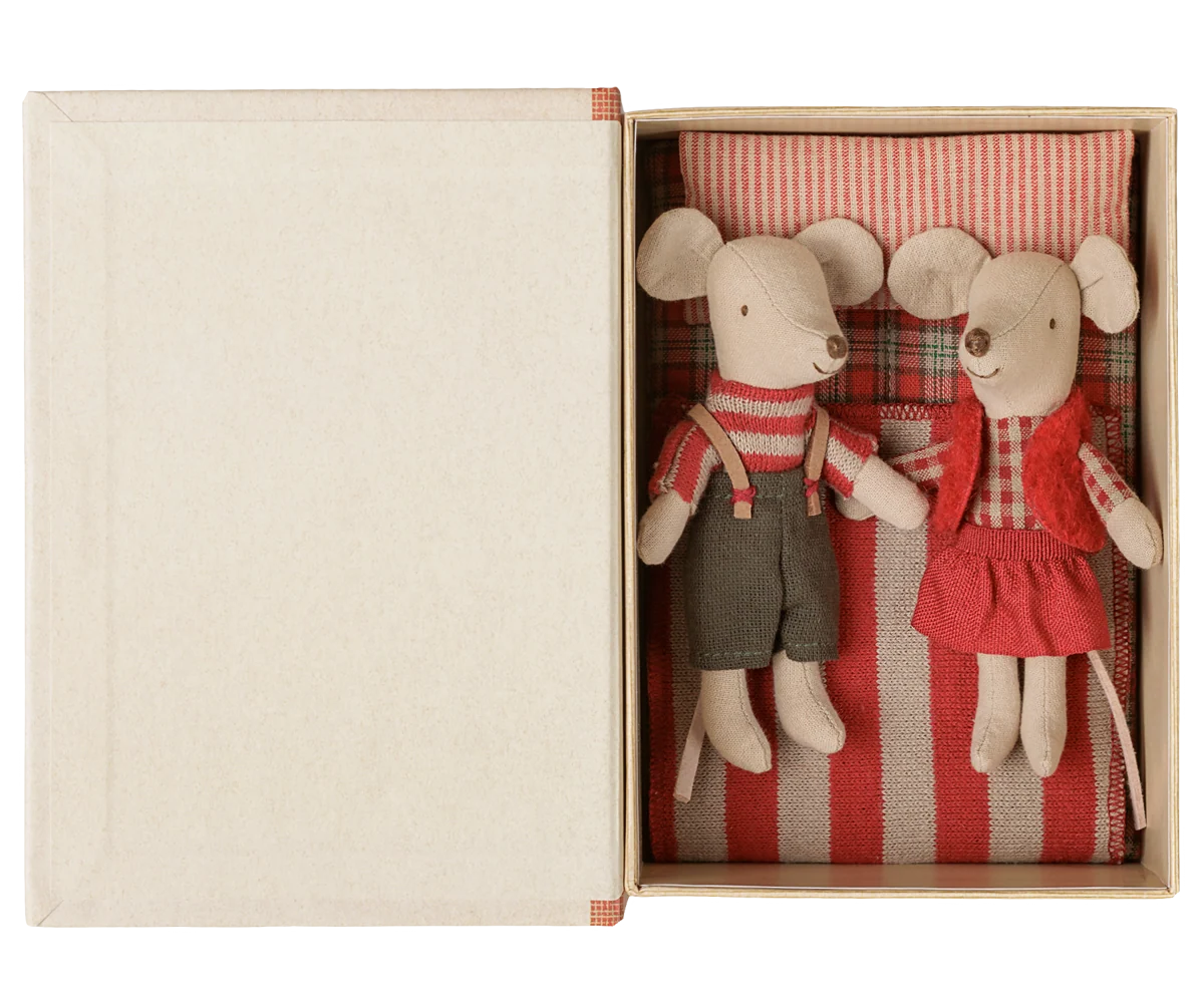 Maileg Weihnachts-Zwillingsmäuse, kleine Schwester und Bruder im Buch – Bild 3