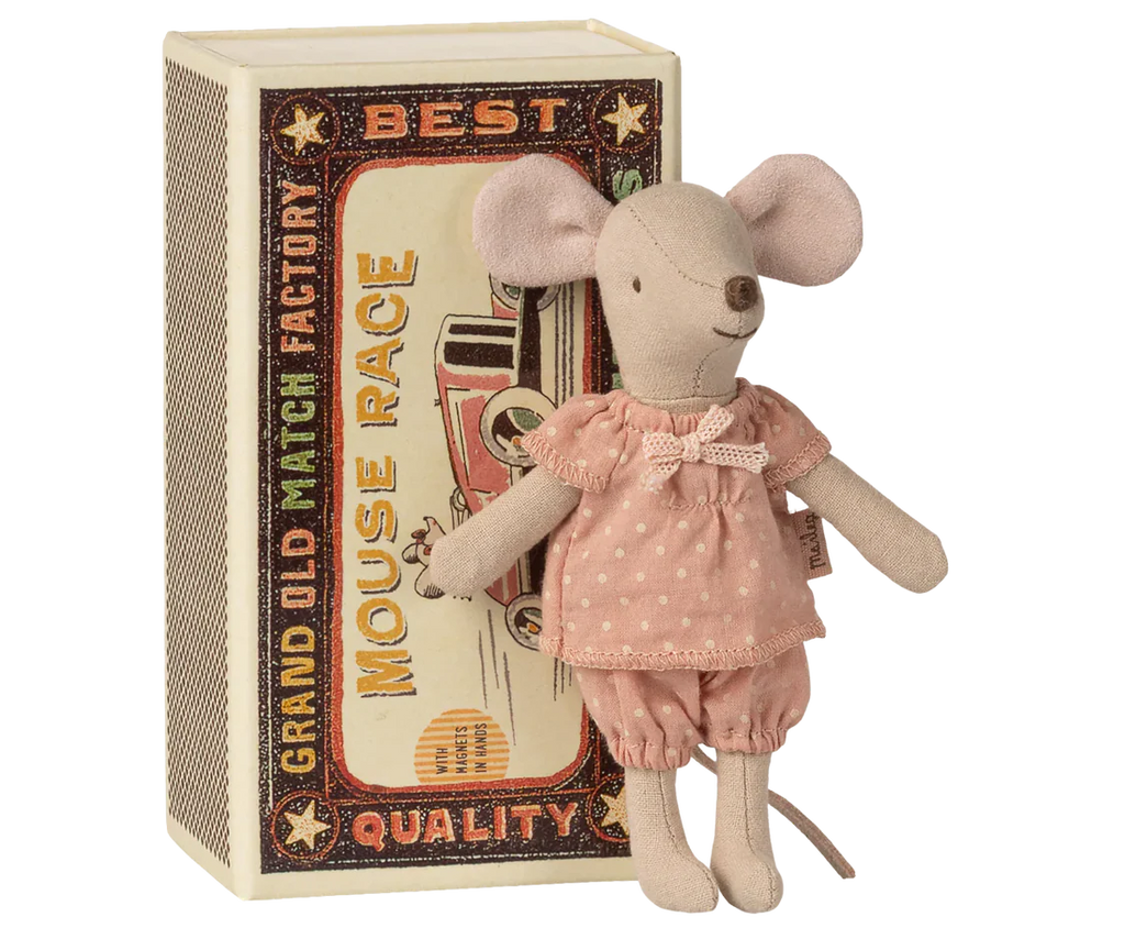 Maileg grosse Schwester Maus im rosa-weiss gepunkteten Pyjama in Streichholzschachtel-Bett