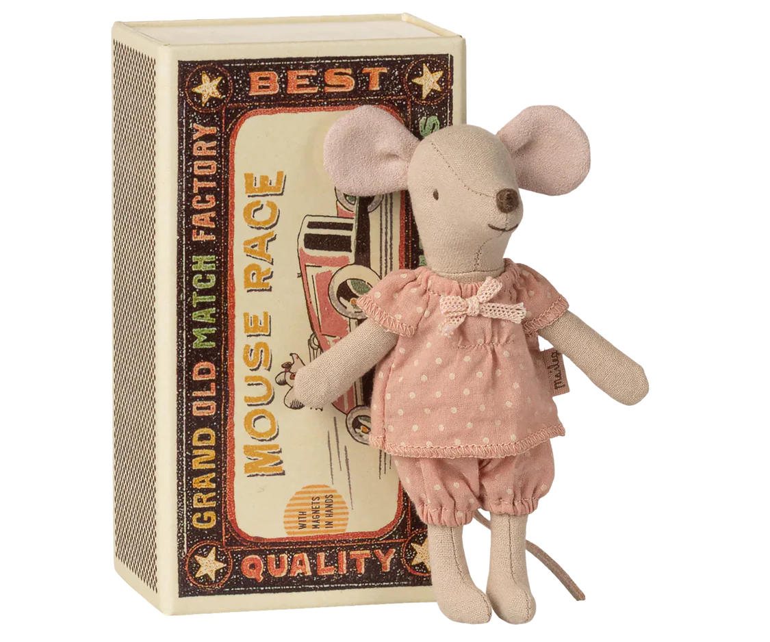 Maileg grosse Schwester Maus im rosa-weiss gepunkteten Pyjama in Streichholzschachtel-Bett