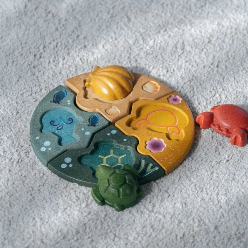 Plan toys Meeres-Puzzle aus Holz mit Muschel, Krabbe, Schildkröte und Wal für Kinder ab 12 Monaten.