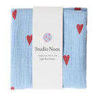 Swaddle Tuch in Light Blue aus weichem Musselin, leicht und atmungsaktiv, ideal zum Spucken, Kuscheln oder als Decke für Babys.