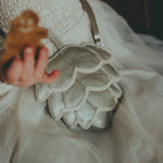 Donsje Amsterdam Kinder Tasche Pitta Pine Cone Champagne Metallic Leather bei Yay Kids