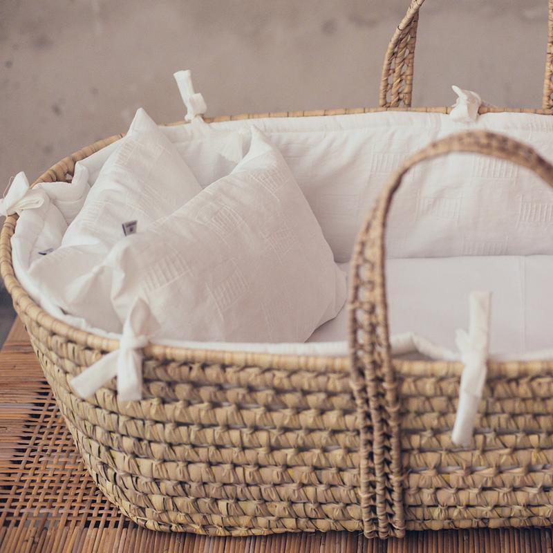 Suuky Baby Moses Korb mit weisser Ausstattung bei Yay Kids