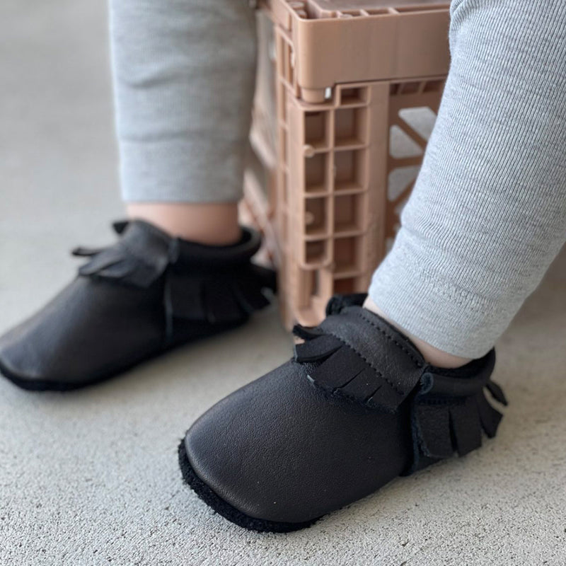 Chlini Moccs Baby Mokkassin Nick Schwarz bei Yay Kids