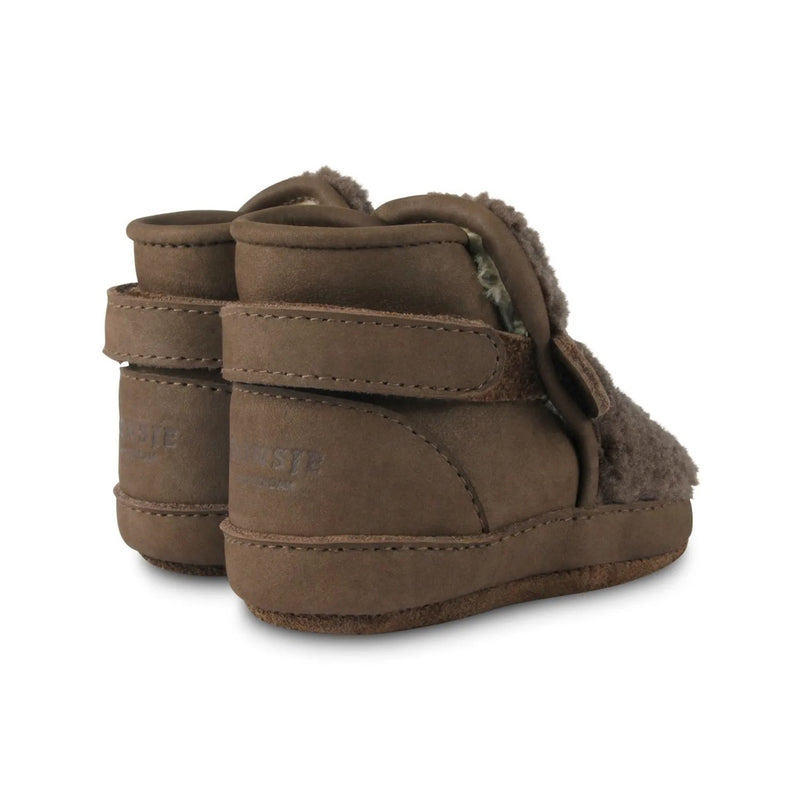 Donsje Amsterdam Baby Shoes Richy Lining Hazelnut Curly Faux Fur bei Yay Kids