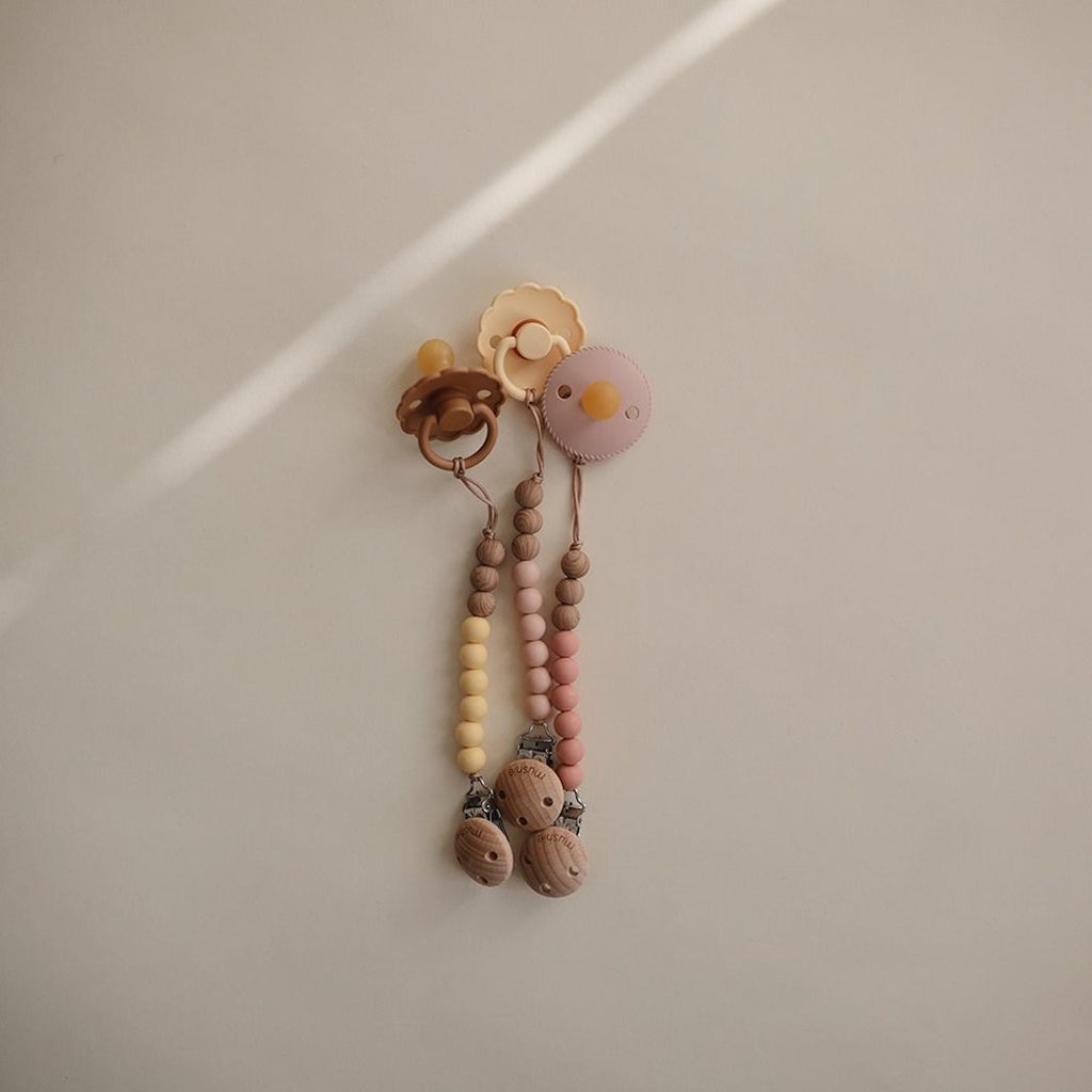 Mushie Baby Nuggikette Eva Mauve bei Yay Kids