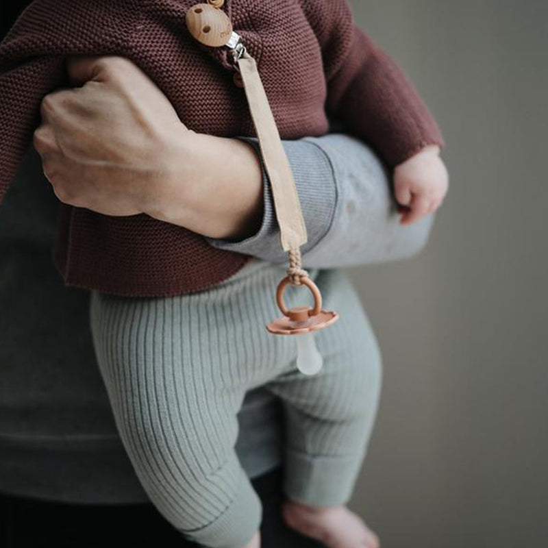 Frigg Baby Schnuller Silikon Daisy Blush bei Yay KidsFrigg Schnuller 2er Pack Silikon Daisy Blush/ Woodchuck 0-6M bei Yay Kids