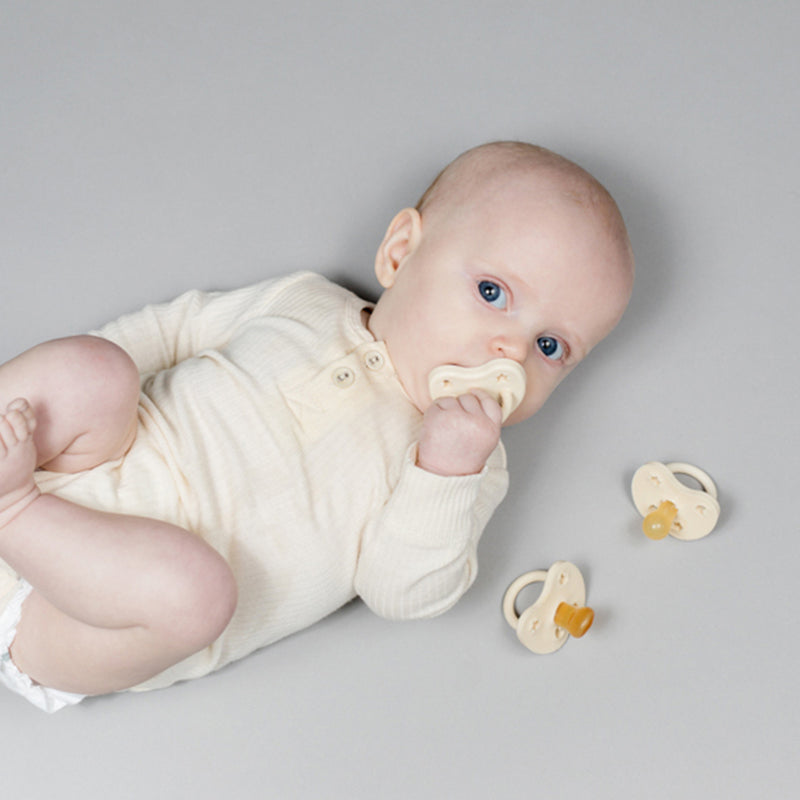 Hevea Baby Nuggi aus Naturkautschuk Milky White Round bei Yay Kids