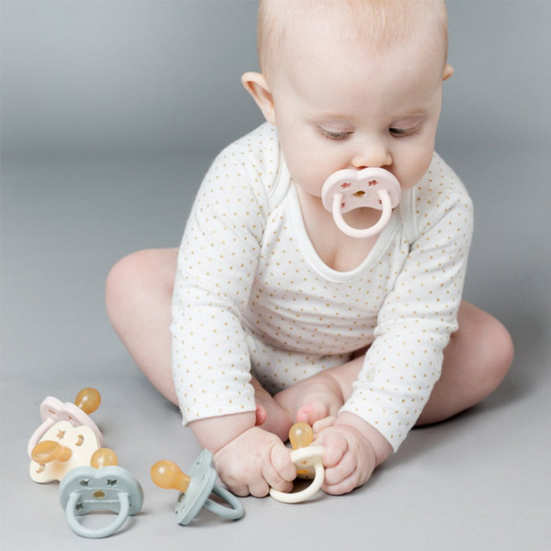 Hevea Baby Nuggi aus Naturkautschuk Powder Pink Round bei Yay Kids