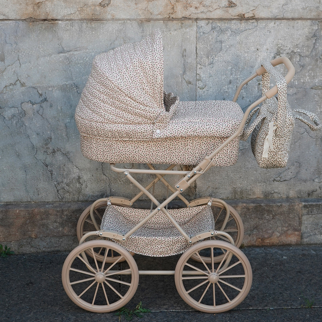 Konges Slojd Kinder Puppenwagen Doll Pram Marche de Fleur bei Yay Kids
