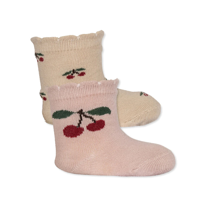 Konges Slojd Rüschensocken mit Kirschen-Illustration in Beige / Rosa bei Yay Kids