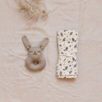 Main Sauvage gestrickte Baby Rassel Hase bei Yay Kids