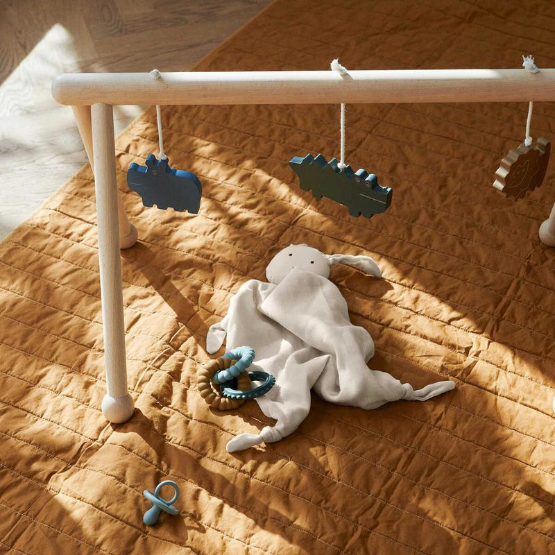 Liewood Baby Spielbogen Ernie Holz mit Tieren Rosa, Braun und Weiss bei Yay Kids  Edit alt text