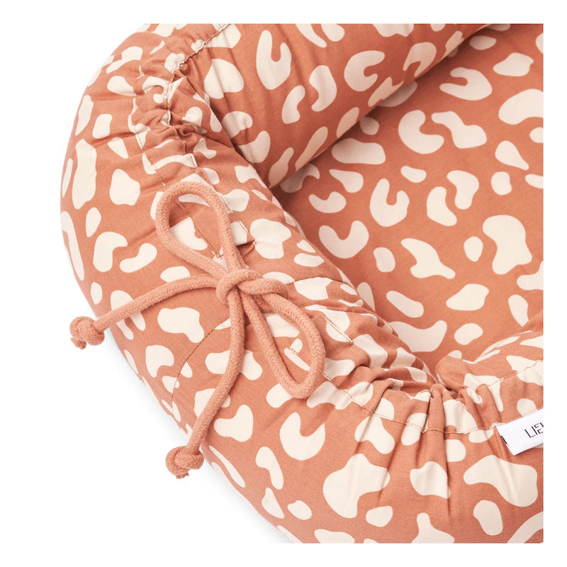Liewood Babynest Babylift Gro Mega leo / Tuscany rose bei Yay Kids