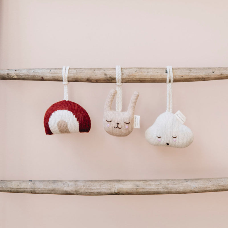Main Sauvage gestrickte Rasseln für den Spielbogen bei Yay Kids