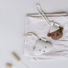 Main Sauvage gestrickter Teddy für den Spielbogen bei Yay Kids