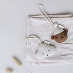 Main Sauvage gestrickter Teddy für den Spielbogen bei Yay Kids