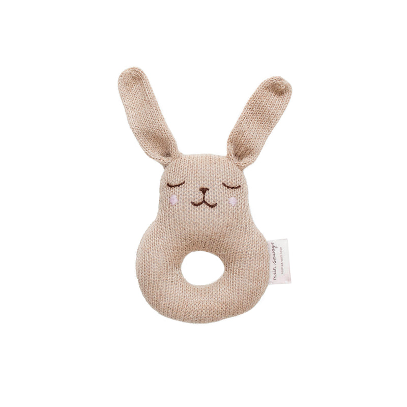 Main Sauvage gestrickte Rassel Hase bei Yay Kids