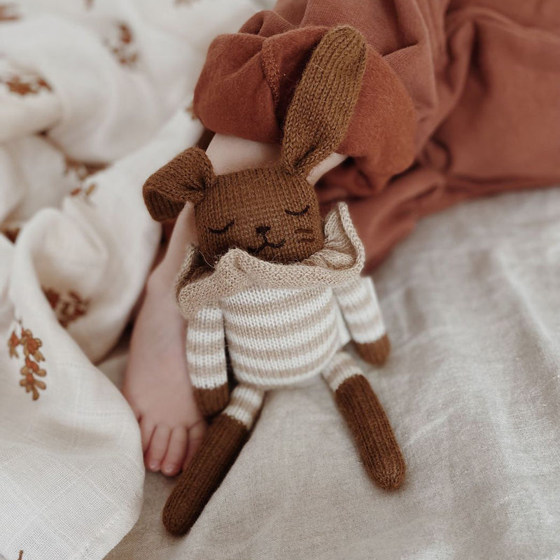 Main Sauvage gestricktes Kuscheltier Hase Dunkelbraun bei Yay Kids