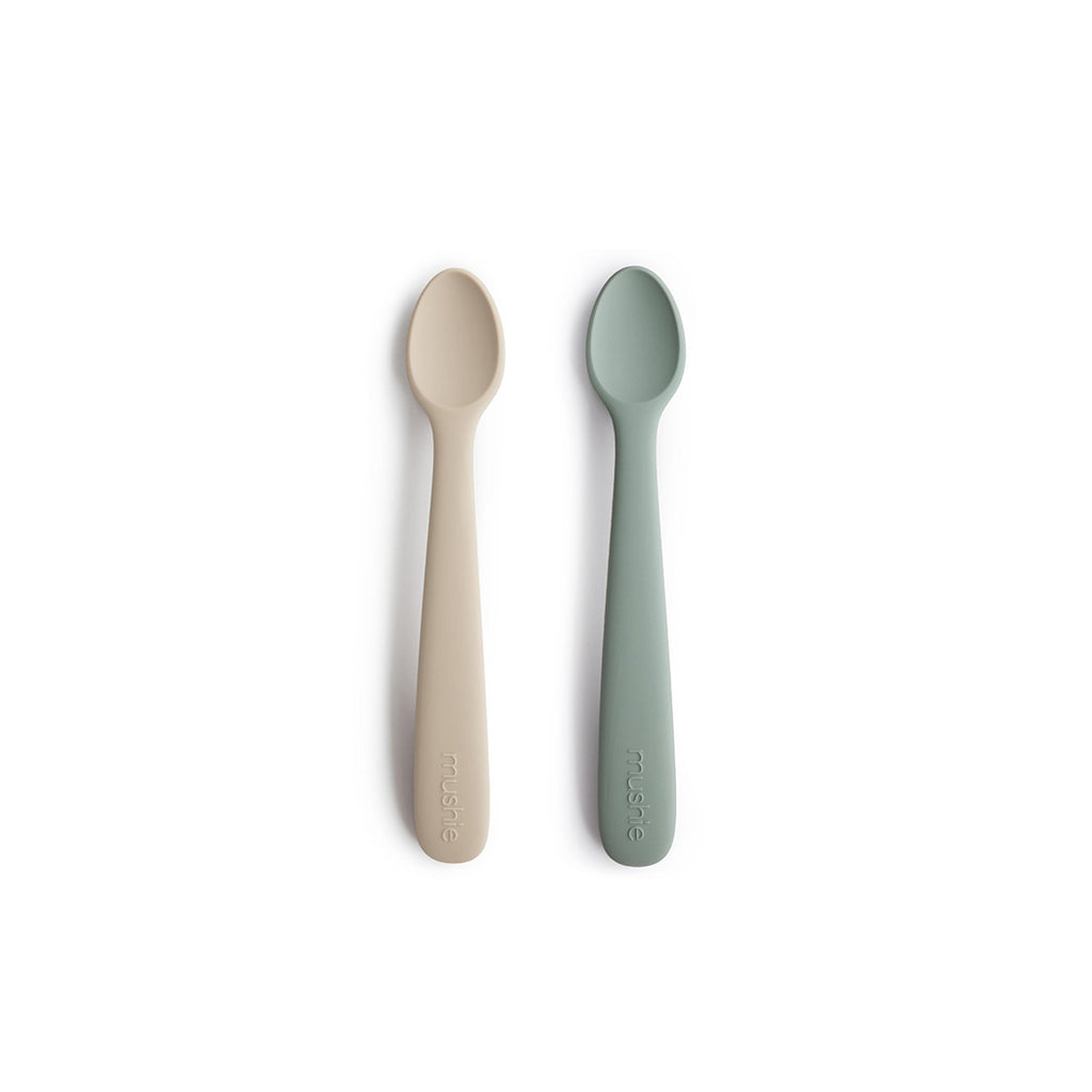 Mushie Baby Silikon Löffel Set Cambridge Blue/ Shifting Sand bei Yay Kids