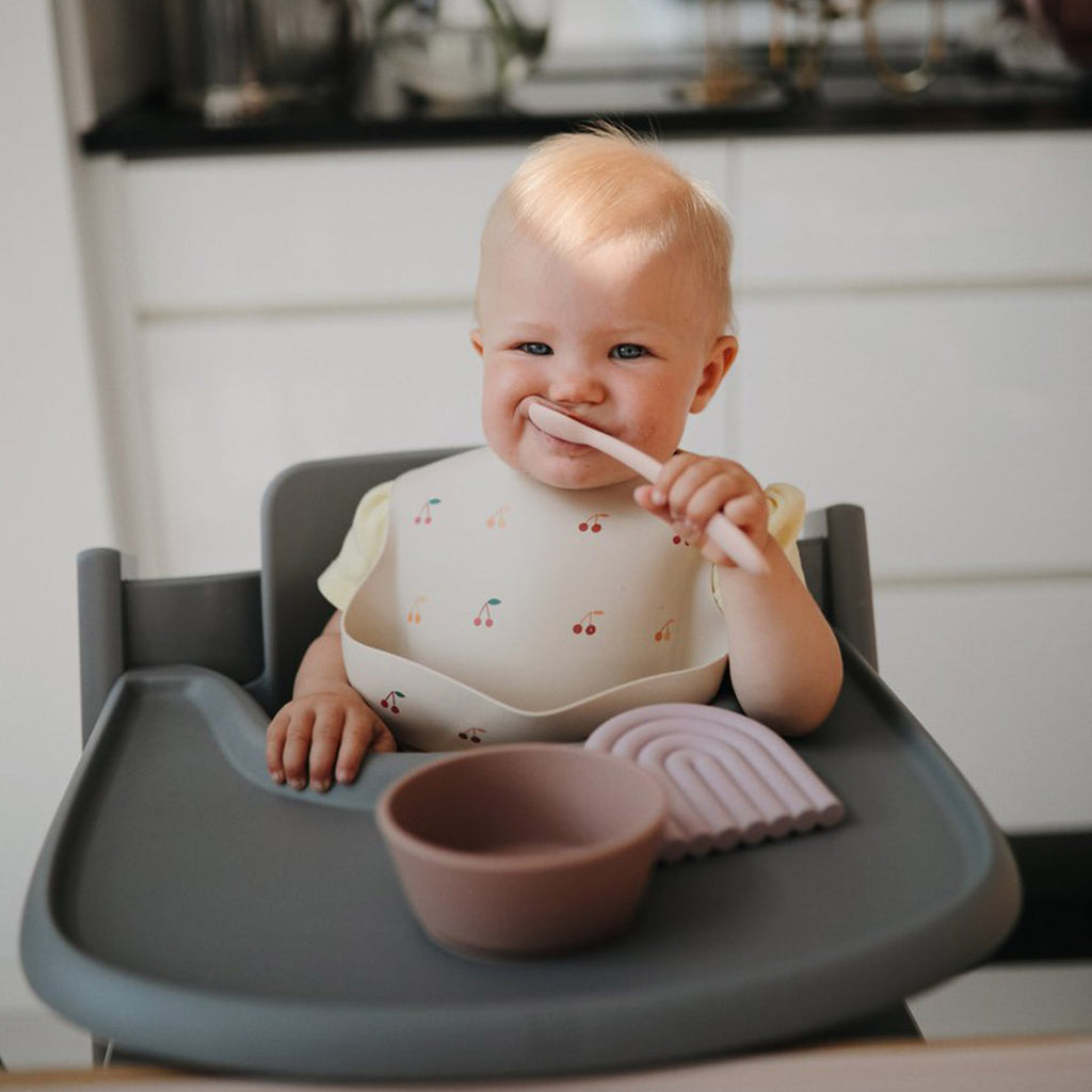 Mushie Baby Silikon Löffel Set Blush/ Shifting Sand bei Yay Kids