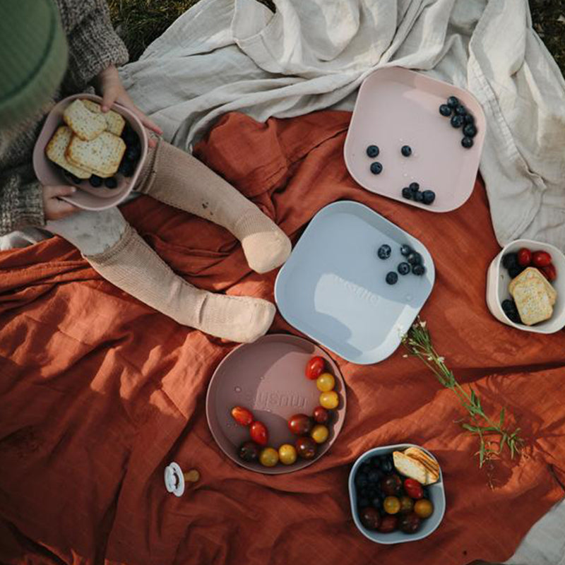 Mushie Kinder Teller Set bei Yay Kids