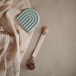 Mushie Fabric Pacifier Clip Blush bei Yay Kids
