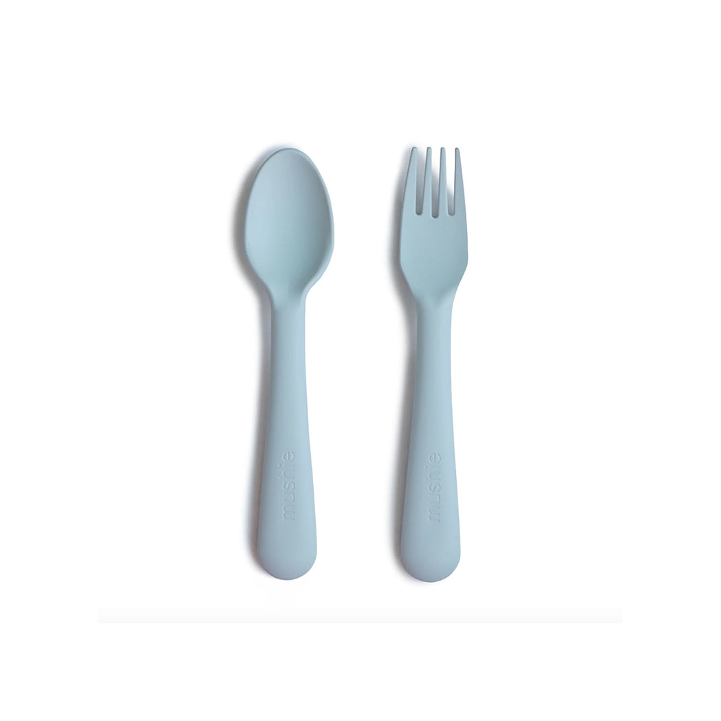 Mushie Kinder Plastik Besteck Set Powder Blue bei Yay Kids