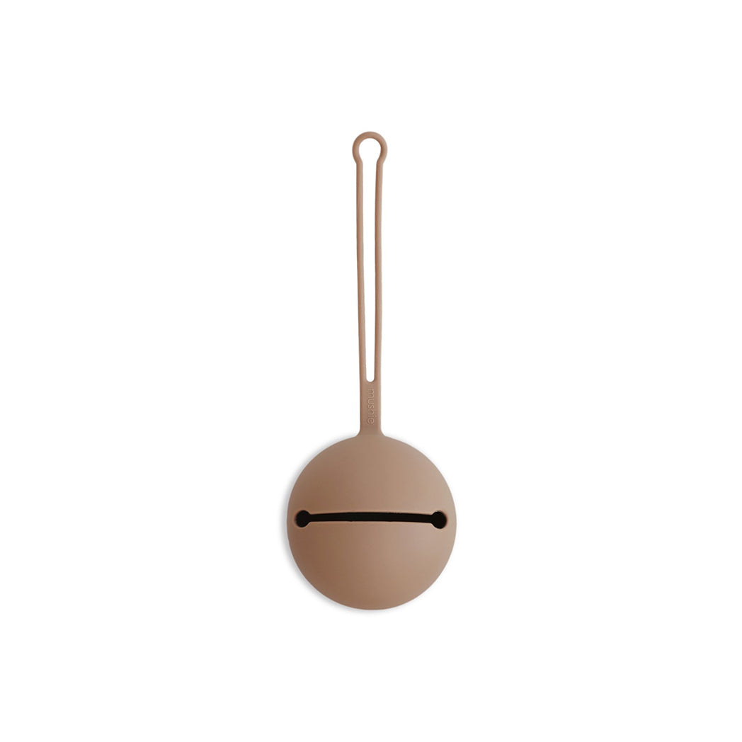 Mushie Baby Silikon Nuggi Aufbewahrung Pale Taupe bei Yay Kids