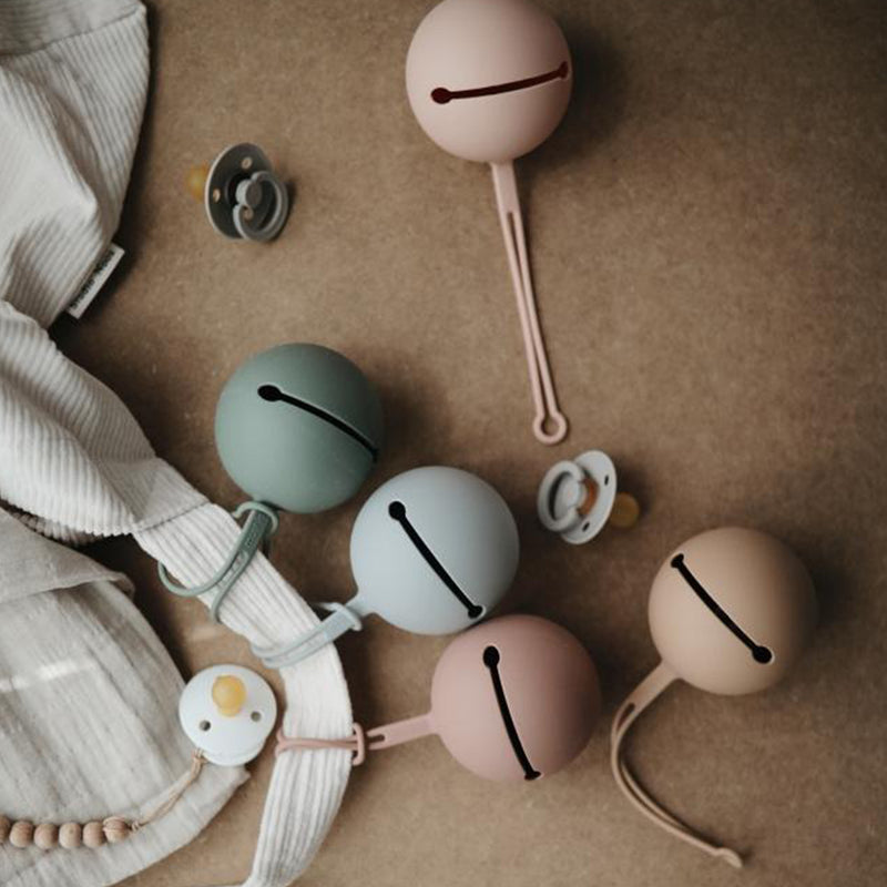 Mushie Baby Schnuller Aufbewahrung Anhänger bei Yay Kids