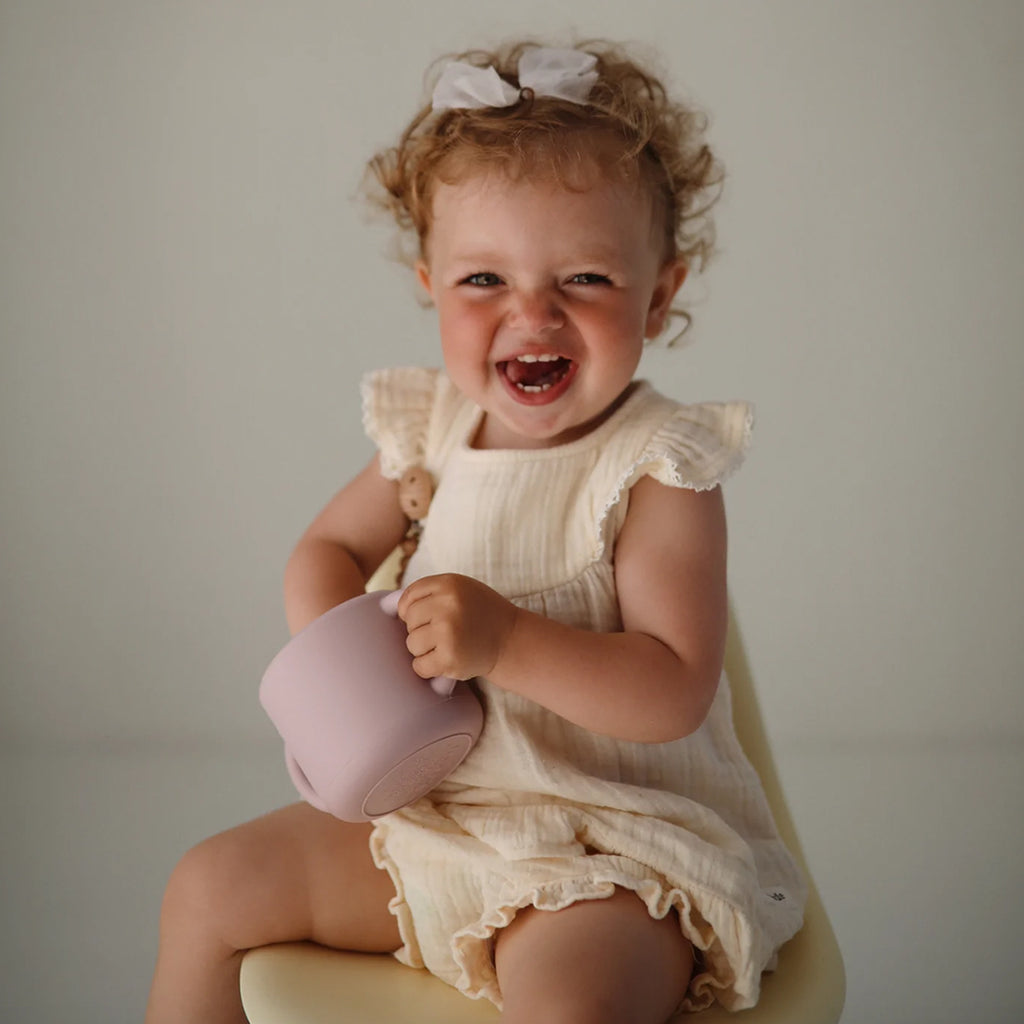 Mushie Baby Silikon Snack Becher Soft Lilac bei Yay Kids