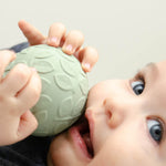 Natruba Baby Spielzeug Sensorik Ball Leaf aus Naturkautschuk bei Yay Kids