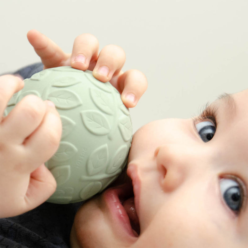 Natruba Baby Spielzeug Sensorik Ball Leaf aus Naturkautschuk bei Yay Kids