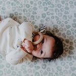 Pehr Babybett Leintuch Leo Print Blau 70x140 cm bei Yay Kids