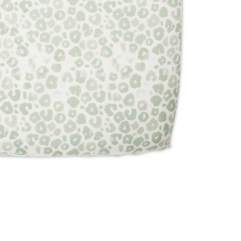 Pehr Babybett Fixleintuch Leo Print Celadon 70x140 cm bei Yay Kids