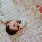 Pehr Babybett Fixleintuch rosa Leo Print 70 x 140 cm bei Yay Kids
