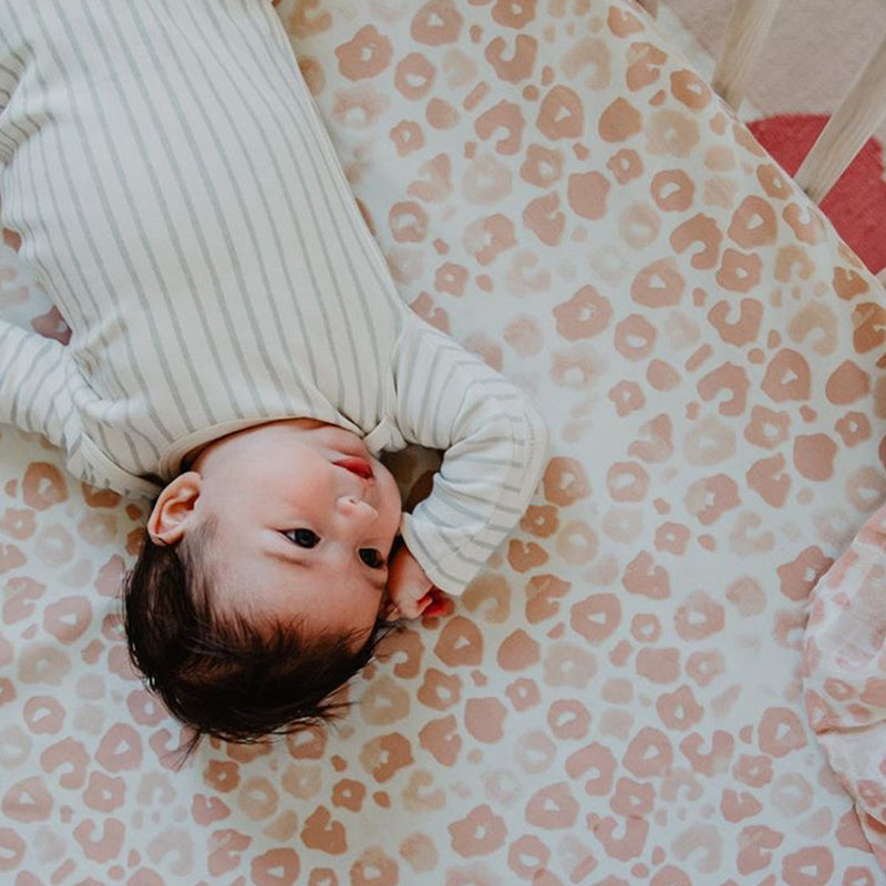 Pehr Babybett Fixleintuch rosa Leo Print 70 x 140 cm bei Yay Kids