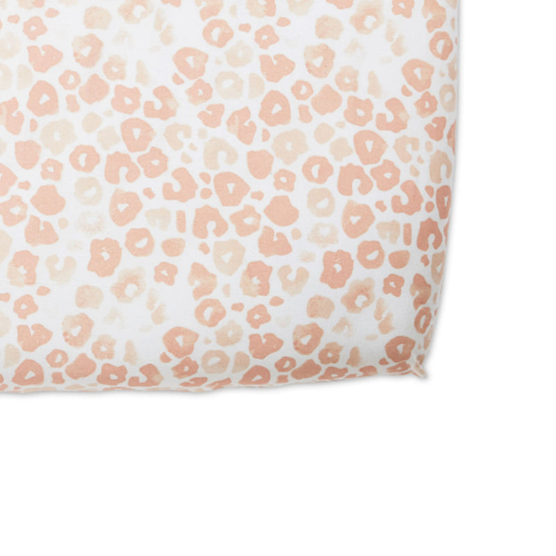 Pehr Babybett Fixleintuch rosa Leo Print 70 x 140 cm bei Yay Kids