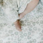 Pehr Baby Bettwäsche Leo Print Türkis 70x140 cm bei Yay Kids
