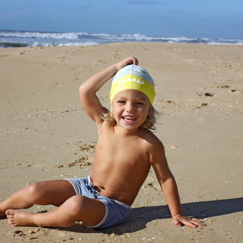 Sunnylife Kinder Badekappe Shark Tribe Khaki Ombre bei Yay Kids