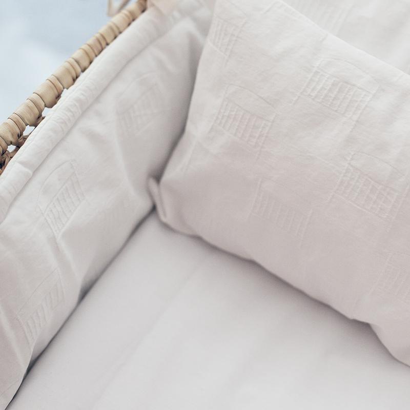 Suuky Baby Moses Basket mit weisser Ausstattung bei Yay Kids