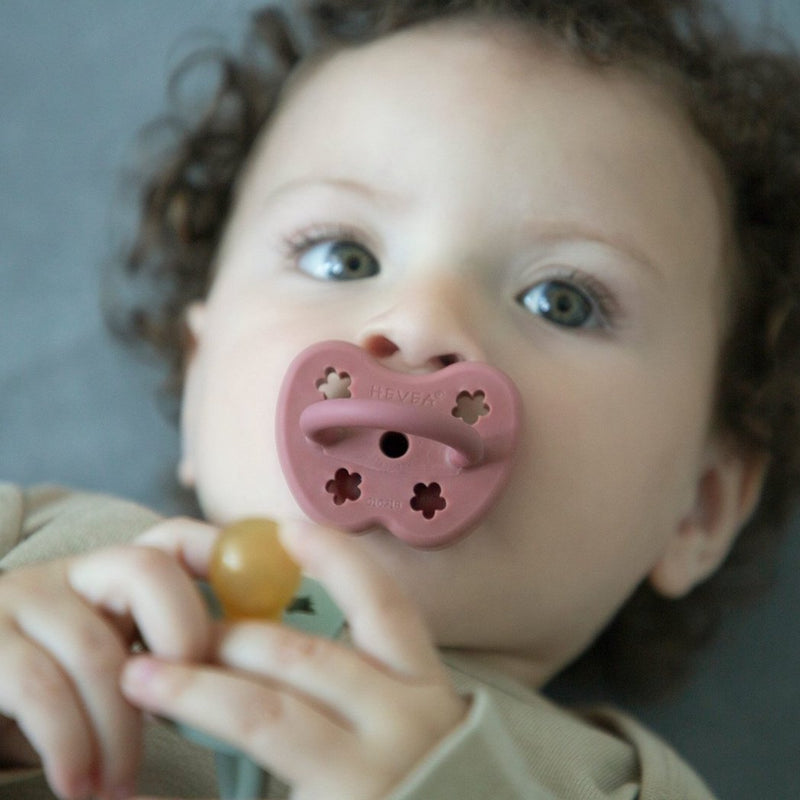 Hevea Baby Nuggi aus Naturkautschuk Cottage Baby Blush Round 3-36M bei Yay Kids